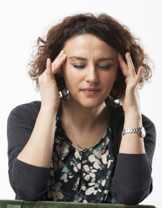 אישה עם כאב ראש